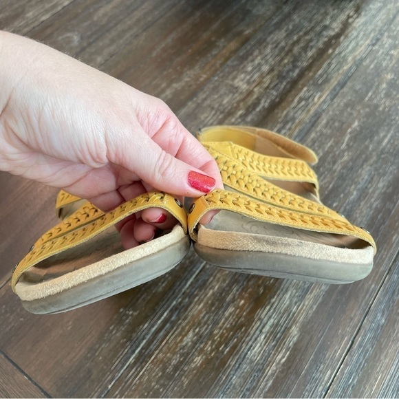 Naturalizer Eliora Leather Strap Sandals in Goldenrod - Picture 3 of 9